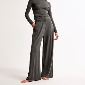 Abercrombie Lounge Brushed Wide Leg Pant in Dark Gray, size Medium